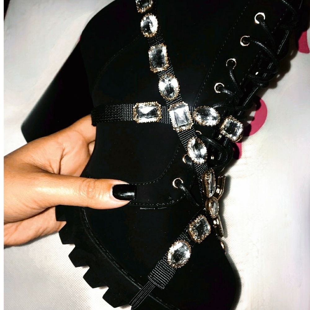 ๐๐๐จ๐ฉ ๐๐๐ฏ๐ 6 ๐ค๐Detachable Embellished Strap Boot - BLACK - Picture 1 of 10